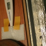 Померим температуру поверхности ламината почти 42 градуса (больше мой градусник показать не может, но по скорости роста показаний понятно что там не более 45 градусов). Градусник закрыт кусочком подложки чтобы как можно сильнее приблизить условия измерения НАД и ПОД теплым полом.