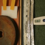 38 градусов через 5 минут. Рост температуры есть, это и понятно, процесс теплообмена никто не отменял, любой материал пропускает тепло вопрос на сколько хорошо он препятствует его распространению.